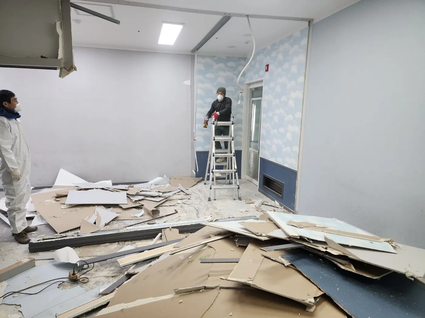 서울 상가 가벽 천장 바닥 인테리어 일체 철거 원상복구 작업 - (주)안전한철거