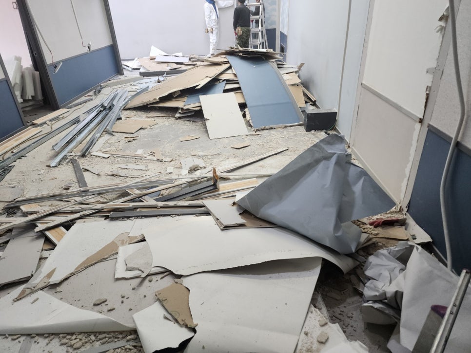 수도권 사무실 상가 인테리어 해체 및 폐기물 합법 처리 현장 - 안전한철거